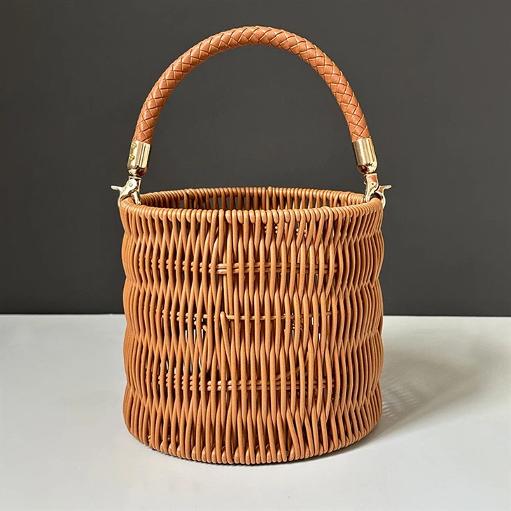 गोल रतन की टोकरी